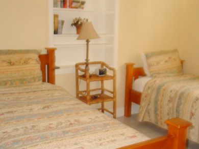 Guest Bedroom - Two Twin Beds